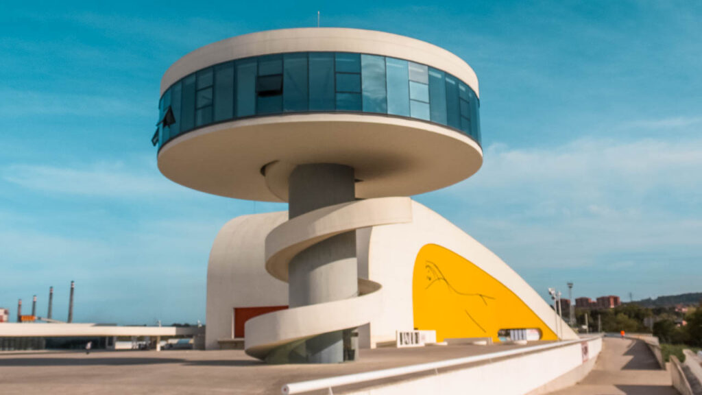 Torre vidriada del centro Niemeyer en Avilés