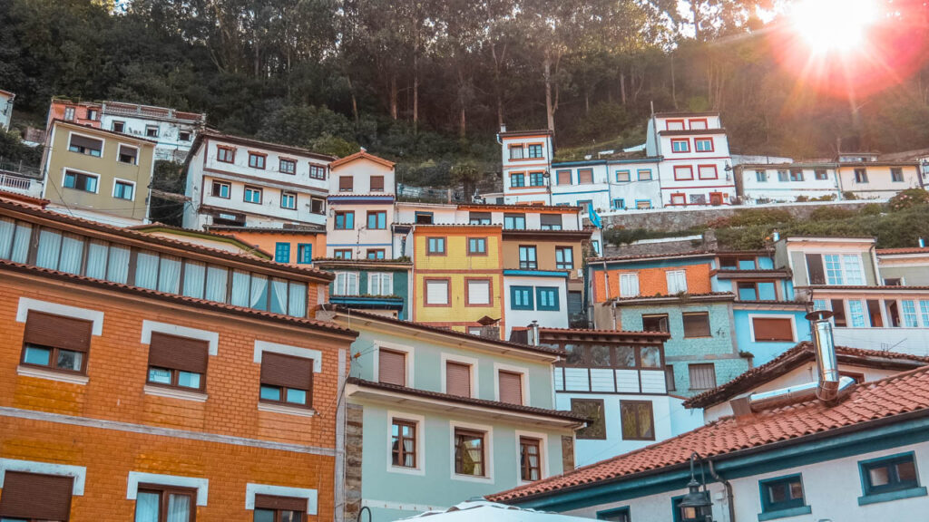 Casas coloridas en el pueblo de Cudillero