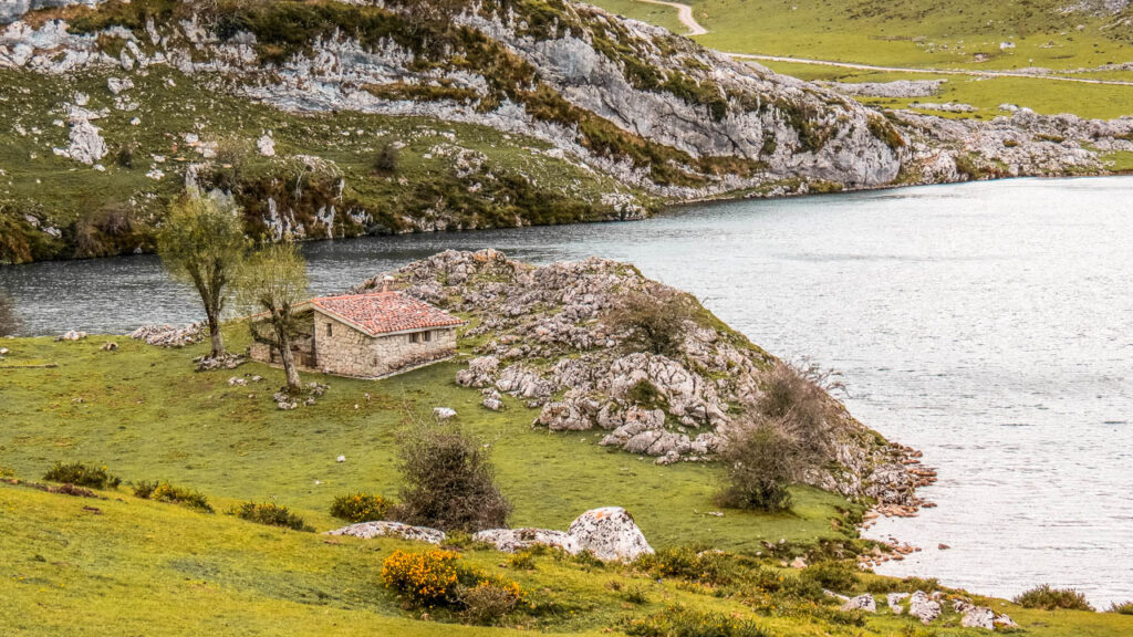 Lago de Covadonga en el parque Picos de Europa