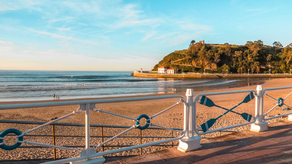 Vista de la playa desde el paseo marítimo de Ribadesella, una de las paradas de la ruta por Asturias en autocaravana en 7 días