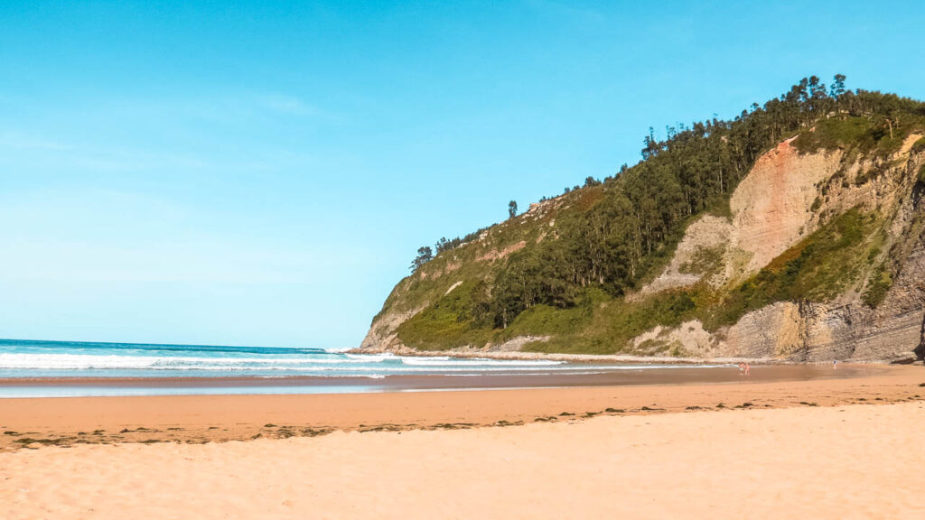 Vista de la playa de Rodiles con sus acantilados