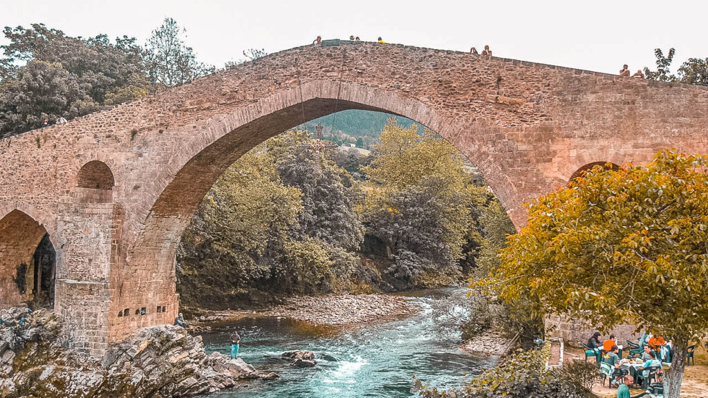 Puente Romano en Cangas de Onis sobre el río Sella