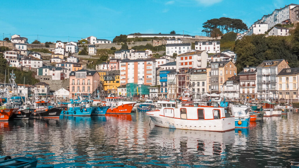Embarcaciones pesqueras amarradas en el puerto de Luarca