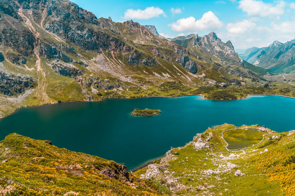 Vista de los lagos de Somiedo con las montañas de fondo 
