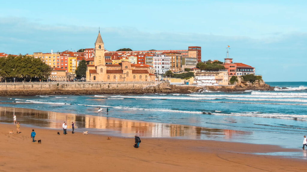 Playa de San Lorenzo en Gijón y de fondo el barrio de Cimadevilla
