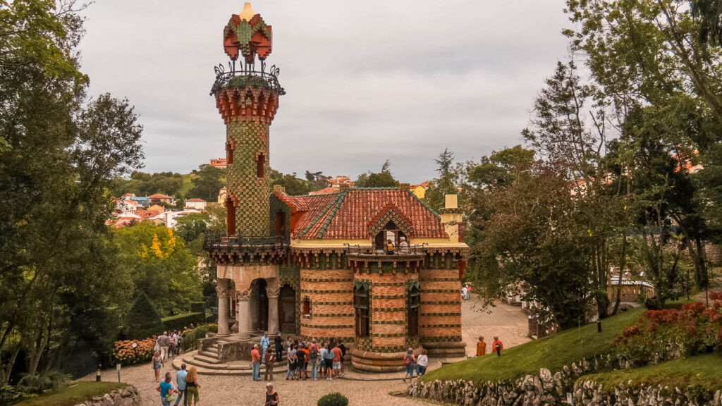 El Capricho de Gaudi en Comillas, una visita obligada en una ruta por Asturias y Cantabria en autocaravana