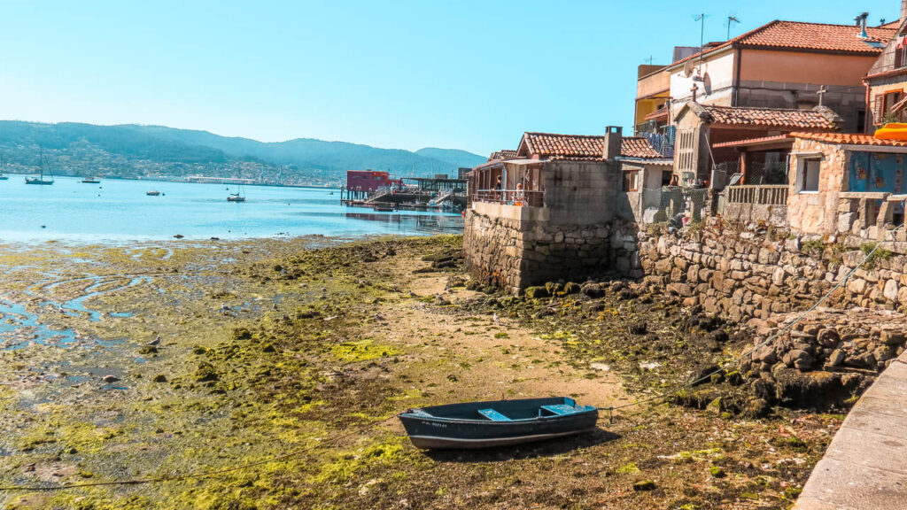 El pueblo de Combarro con sus horreos en la ría de Pontevedra