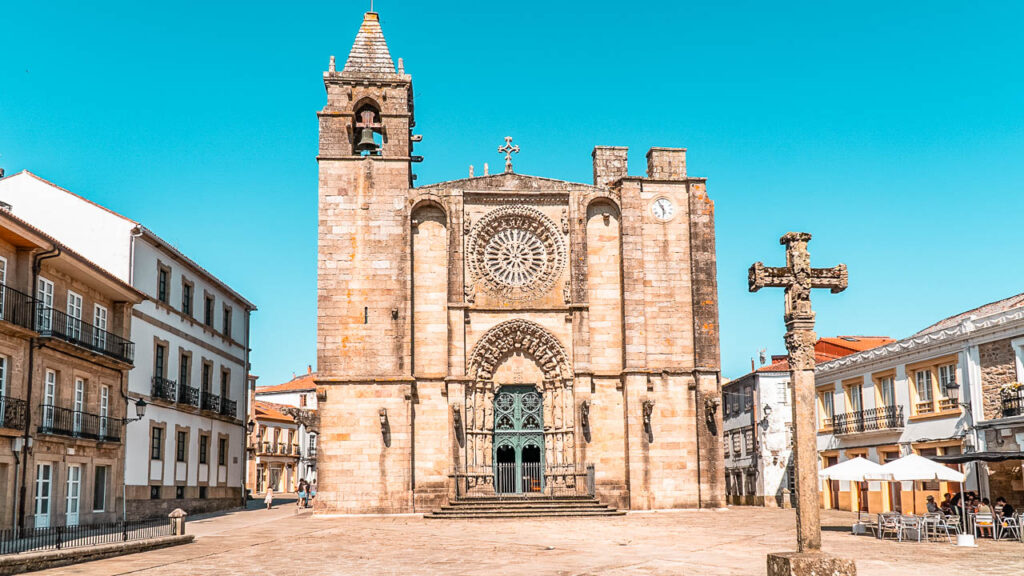 Fachada de la iglesia de San Martín en Noia
