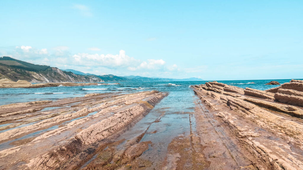 Flysch de Zumaia en la orilla del mar