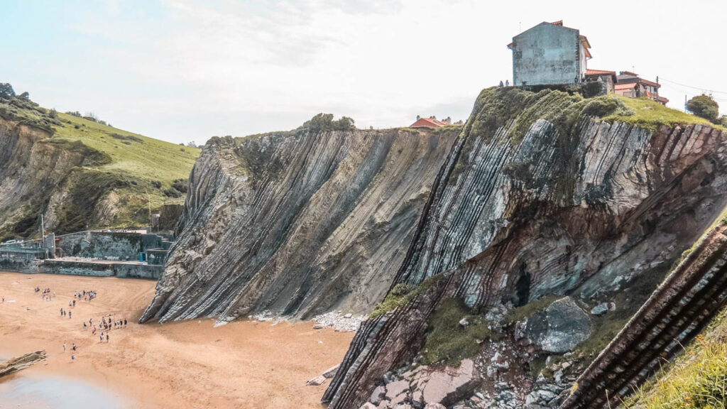 Vista de los flysch con los acantilados de Zumaya
