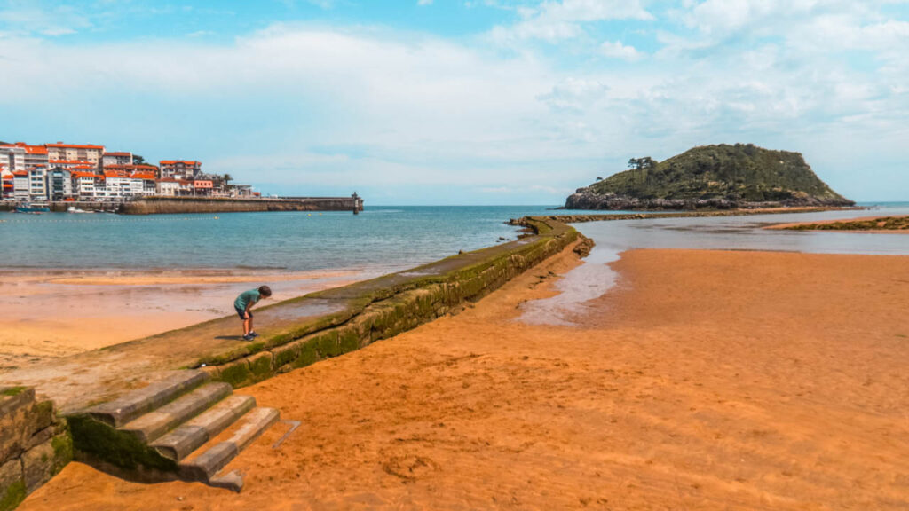 Playa de Lekeitio con el fondo de la isla de San Nicolas