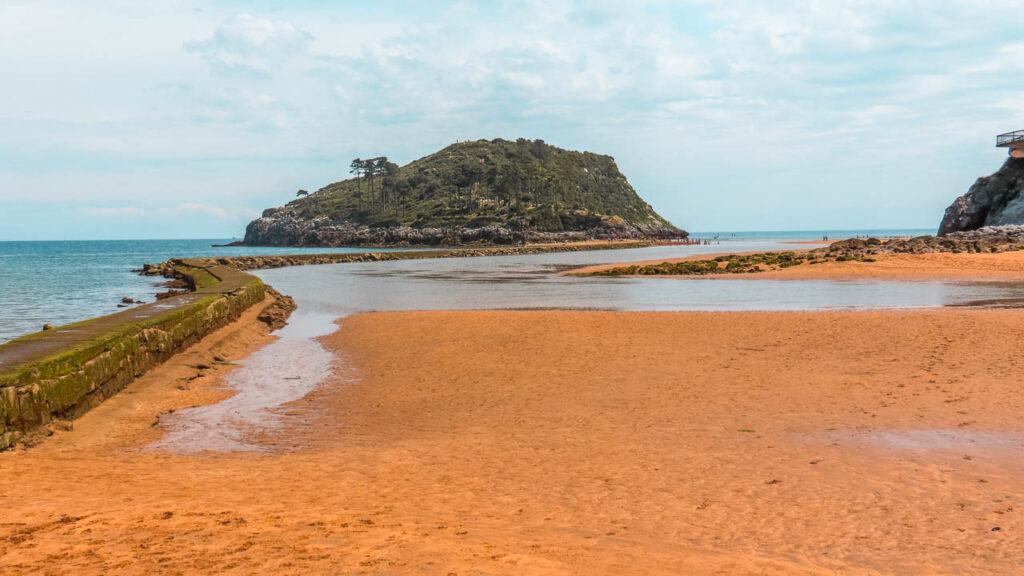 Vista desde la playa de Lekeitio con la isla de San Nicolas de fondo