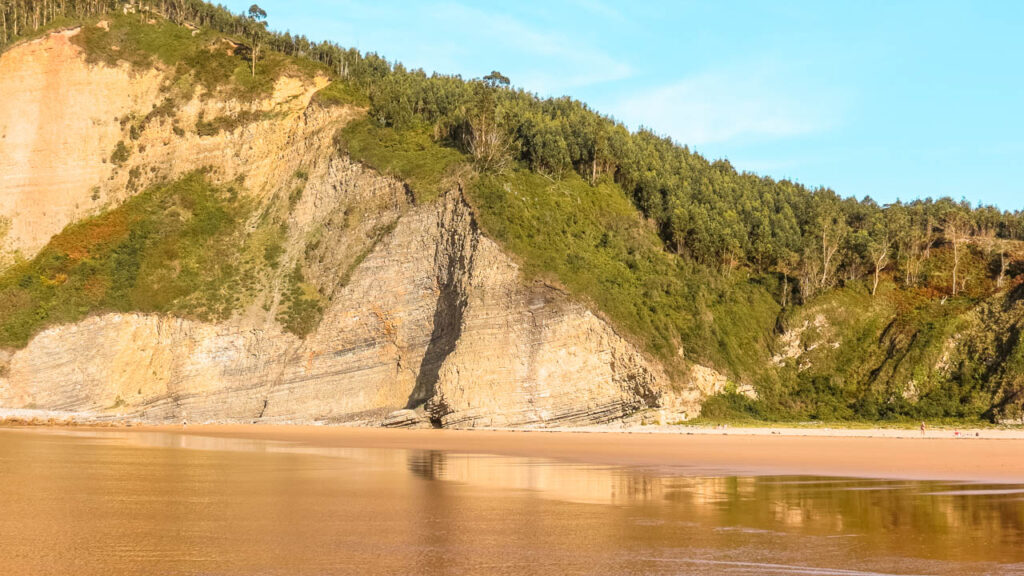 Playa de Rodiles con sus acantilados de fondo