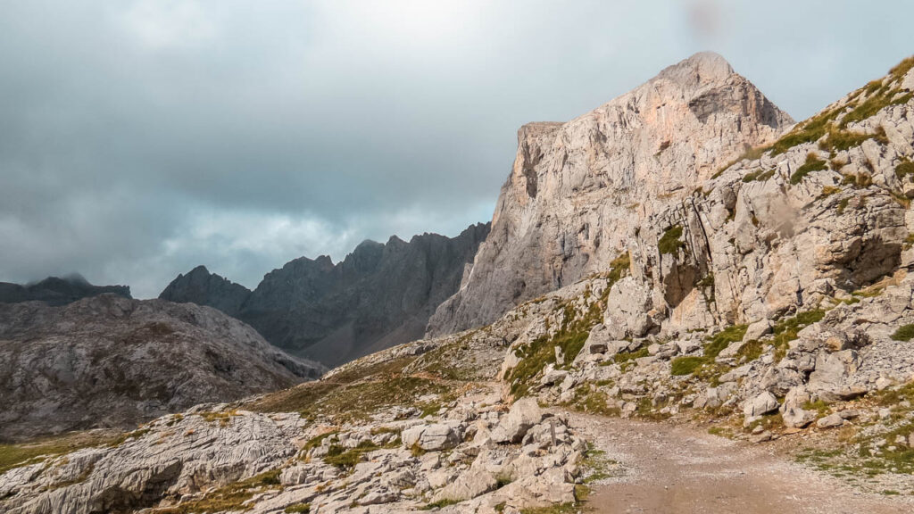 Sendero en el parque Picos de Europa entre montañas