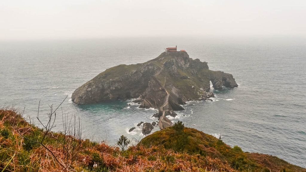 Vista de la ermita San Juan de Gantelugatxe desde el acantilado