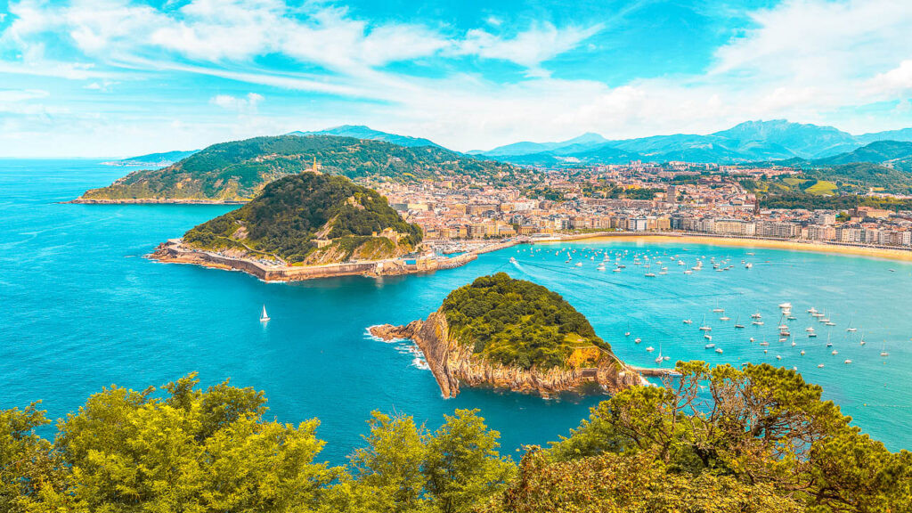 Vista de la playa de la Concha en San Sebastián desde el monte