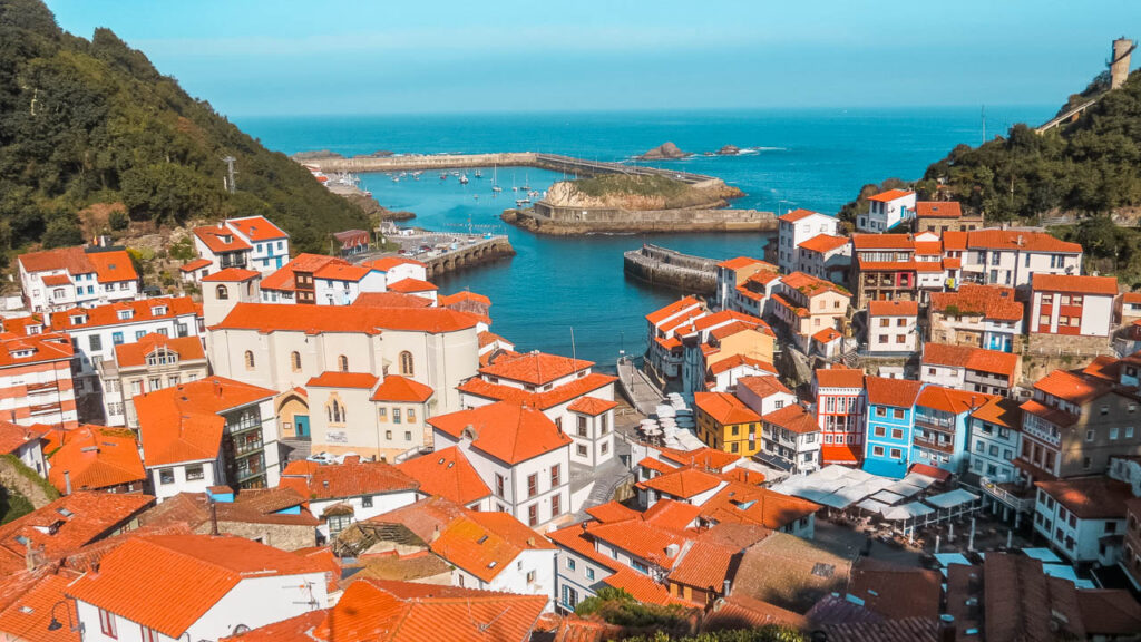 Vista del centro histórico de Cudillero desde el mirador