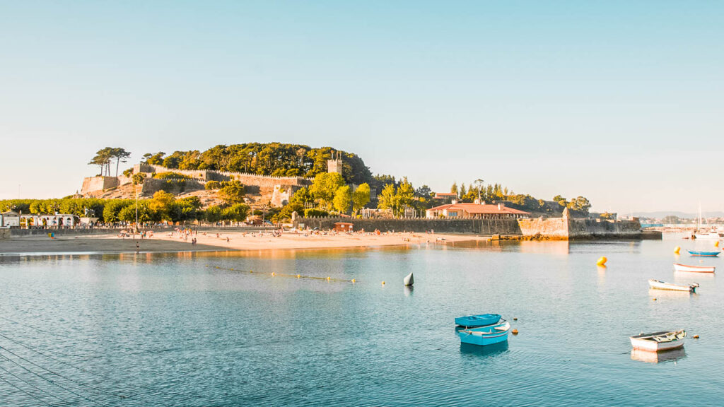 Vista del parador de Baiona y la playa desde el mar