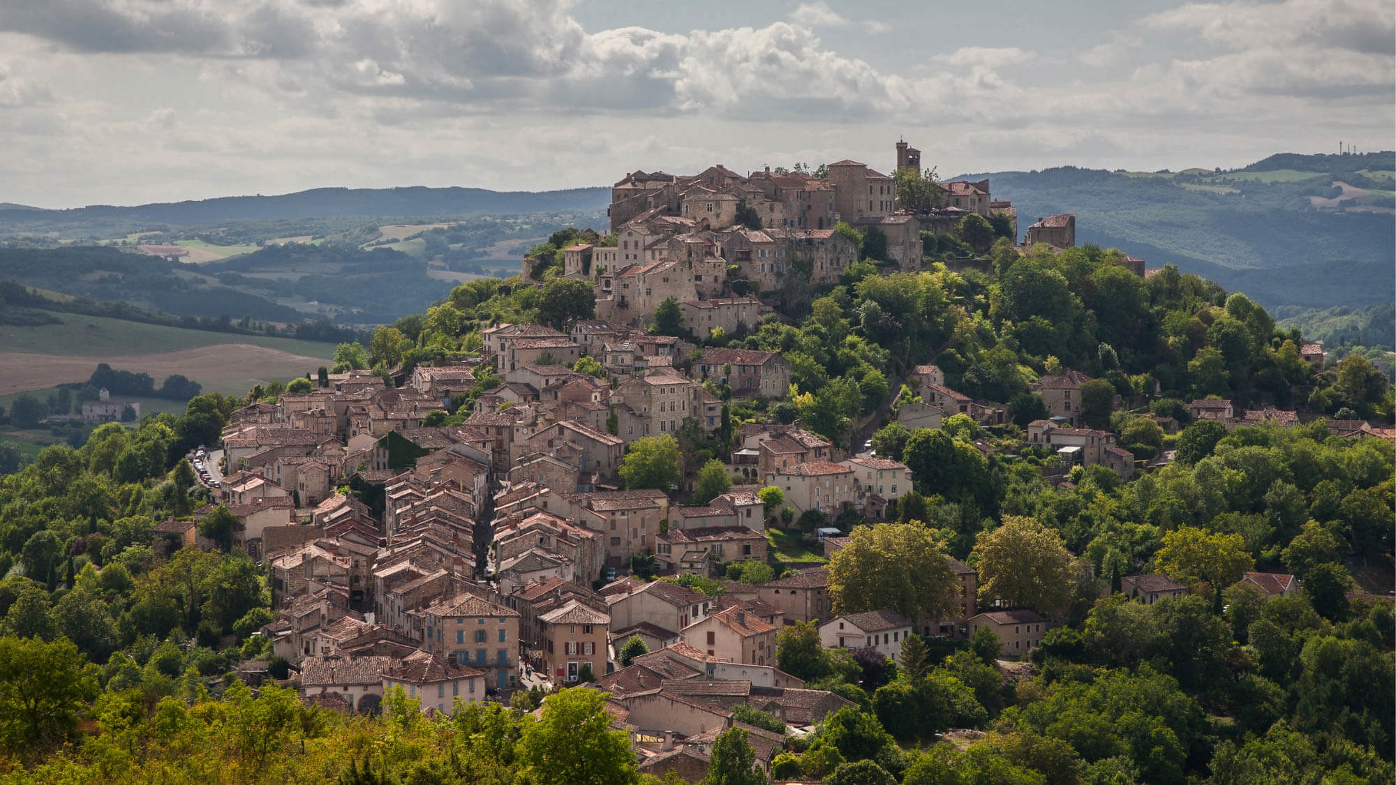 Vista aérea de Cordes-sur-Ciel, pueblos que bajan de la montaña.