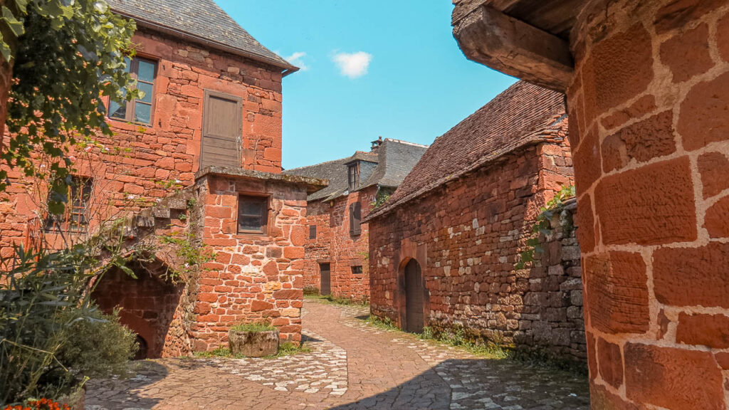 Una calle con su color rojizo en Collonges-la-Rouge